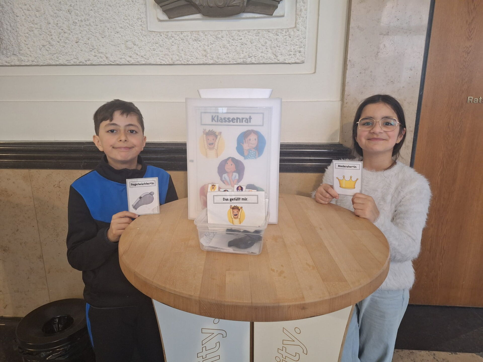 Schülerin und Schüler der HCA stellen bei der Urkundenverleihung den Klassenrat vor