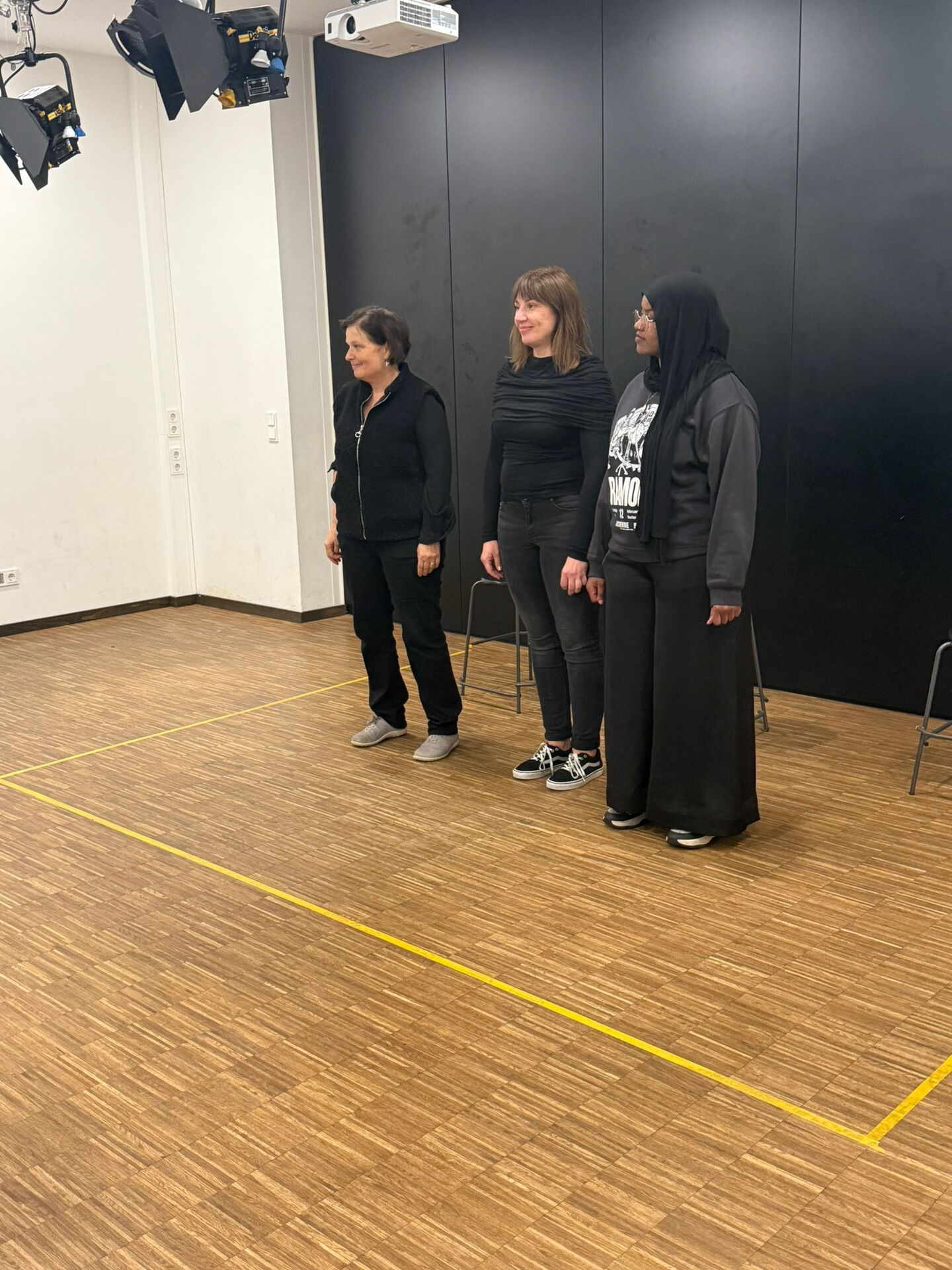 Schauspielerinnen von der Bühne der Begegnung